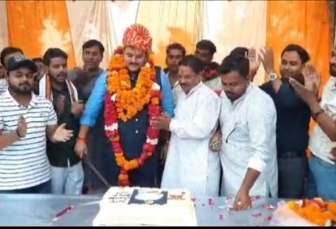 भाजपा नेता ने काटा तलवार से केक