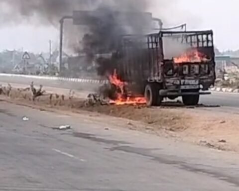 एक ट्रक में अचानक आग