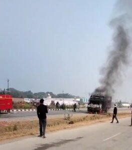 एक ट्रक में अचानक आग