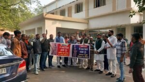 सपाइयों ने कमिश्नर को दिया ज्ञापन