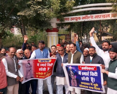 सपाइयों ने कमिश्नर को दिया ज्ञापन