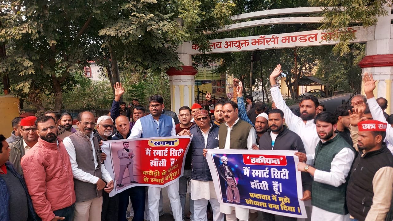 सपाइयों ने कमिश्नर को दिया ज्ञापन