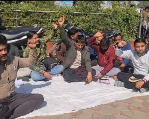 लेखपाल बैठे धरने पर
