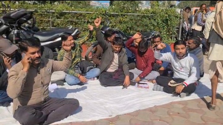 लेखपाल बैठे धरने पर