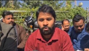 लेखपाल बैठे धरने पर