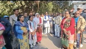 कांग्रेसियो ने मण्डलायुक्त को दिया ज्ञापन