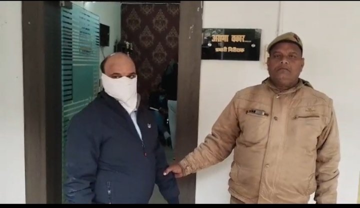 बाबू 50 हजार की रिश्वत लेते रंगे हाथों गिरफ्तार