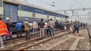 मालगाड़ी का डिब्ब हुआ बेपटरी