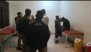 जमकर चले लाठी-डंडे़