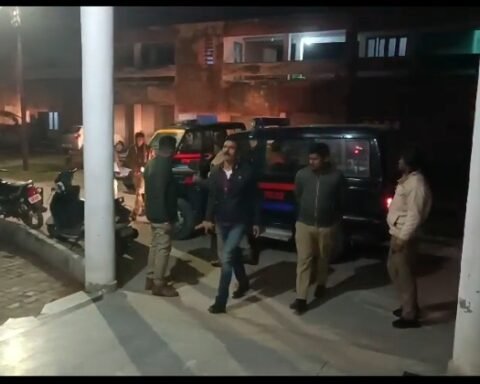 जमकर चले लाठी-डंडे़