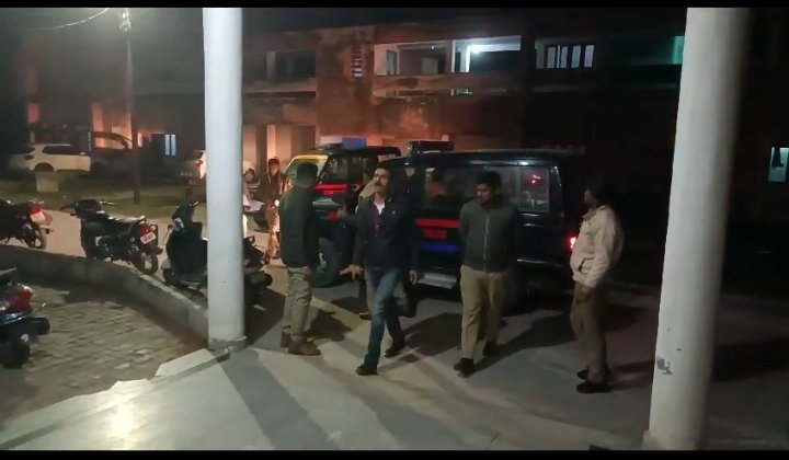 जमकर चले लाठी-डंडे़