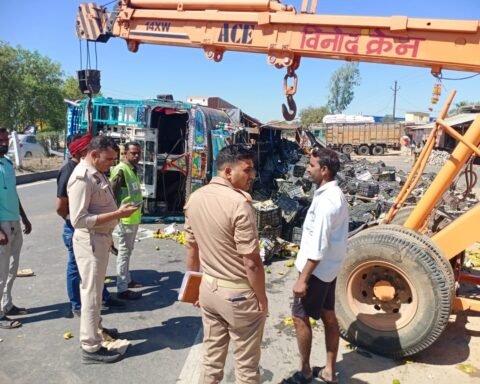 संतरे से भरा ट्रक पलटा