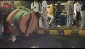 ट्रक और रोड रोलर की भिड़ंत