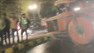 ट्रक और रोड रोलर की भिड़ंत