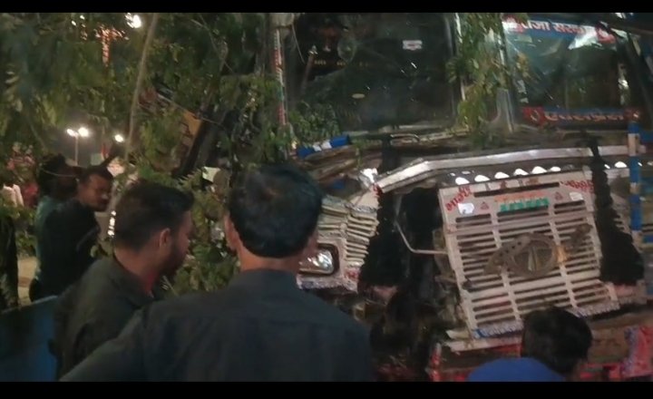 ट्रक और रोड रोलर की भिड़ंत