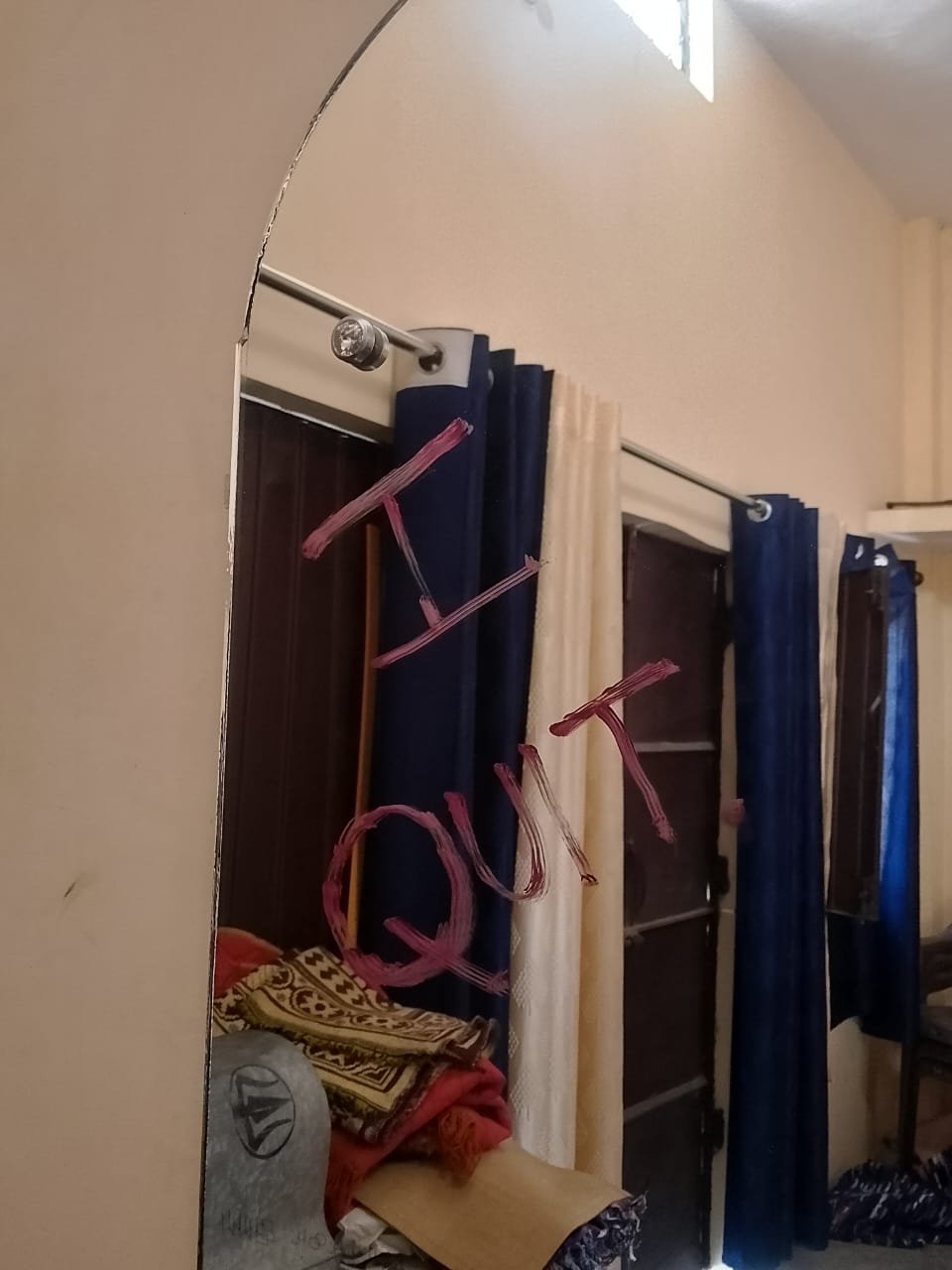 लॉ की छात्रा ने की आत्महत्या