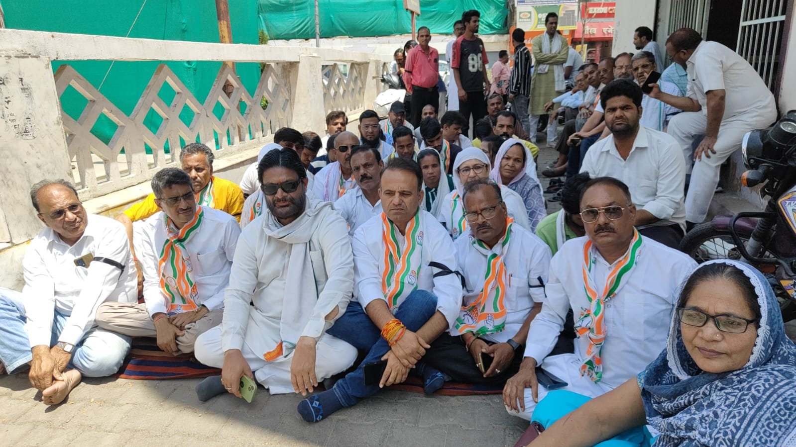 कांग्रेसियों का मौन प्रदर्शन