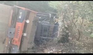 प्राइवेट बस टकराई रोड रोलर से