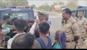 प्राइवेट बस टकराई रोड रोलर से