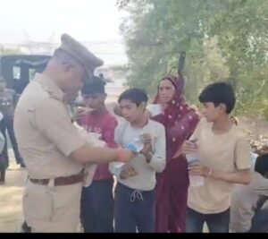 प्राइवेट बस टकराई रोड रोलर से