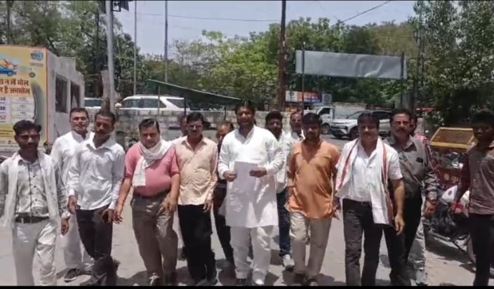 कांग्रेसी पहुंचे थाने