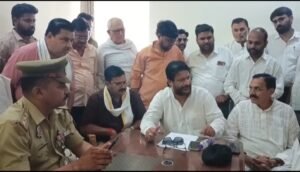 कांग्रेसी पहुंचे थाने