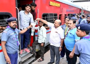 झांसी। बुंदेलखंड के झांसी स्थित वीरांगना लक्ष्मीबाई  रेलवे स्टेशन पर निःशुल्क शीतल जल वितरण सेवा प्रारंभ की गई