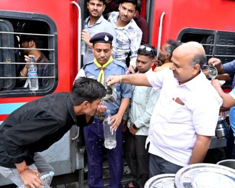 झांसी। बुंदेलखंड के झांसी स्थित वीरांगना लक्ष्मीबाई  रेलवे स्टेशन पर निःशुल्क शीतल जल वितरण सेवा प्रारंभ की गई