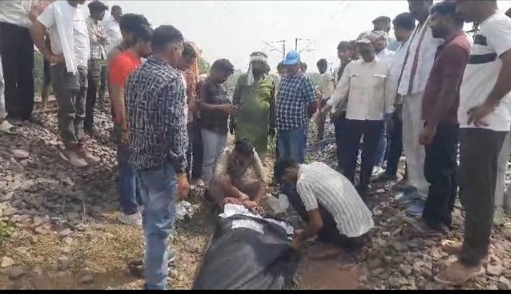 युवक का शव