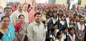 झांसी। बुंदेलखंड के झांसी में राष्ट्रीय कृमि मुक्ति दिवस के अवसर पर 1 से 19 वर्ष तक की आयु के सभी बच्चों, किशोर-किशोरियों को कृमि संक्रमण से बचाने के लिए जनपद के सभी आंगनबाड़ी केंद्रों, सरकारी विद्यालयों, सरकारी सहायता प्राप्त विद्यालयों, निजी विद्यालयों, मदरसा, अन्य शैक्षणिक संस्थानों में पेट के कीड़े मारने की दवा एल्बेंडाजोल की गोली खिलाई गई। 