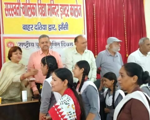 झांसी। बुंदेलखंड के झांसी में राष्ट्रीय कृमि मुक्ति दिवस के अवसर पर 1 से 19 वर्ष तक की आयु के सभी बच्चों, किशोर-किशोरियों को कृमि संक्रमण से बचाने के लिए जनपद के सभी आंगनबाड़ी केंद्रों, सरकारी विद्यालयों, सरकारी सहायता प्राप्त विद्यालयों, निजी विद्यालयों, मदरसा, अन्य शैक्षणिक संस्थानों में पेट के कीड़े मारने की दवा एल्बेंडाजोल की गोली खिलाई गई। 