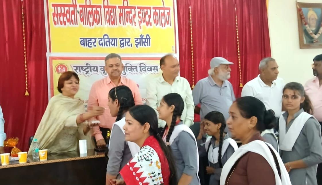 झांसी। बुंदेलखंड के झांसी में राष्ट्रीय कृमि मुक्ति दिवस के अवसर पर 1 से 19 वर्ष तक की आयु के सभी बच्चों, किशोर-किशोरियों को कृमि संक्रमण से बचाने के लिए जनपद के सभी आंगनबाड़ी केंद्रों, सरकारी विद्यालयों, सरकारी सहायता प्राप्त विद्यालयों, निजी विद्यालयों, मदरसा, अन्य शैक्षणिक संस्थानों में पेट के कीड़े मारने की दवा एल्बेंडाजोल की गोली खिलाई गई। 
