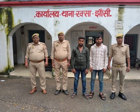 झांसी। बुंदेलखंड के झांसी में रक्सा थाना पुलिस ने दो शातिर साइबर अपराधियों को गिरफ्तार करने में सफलता पायी है जो साइबर सेक्सटॉर्शन जैसे अपराधों से कई लोगों को अपना शिकार बना चुके हैं।