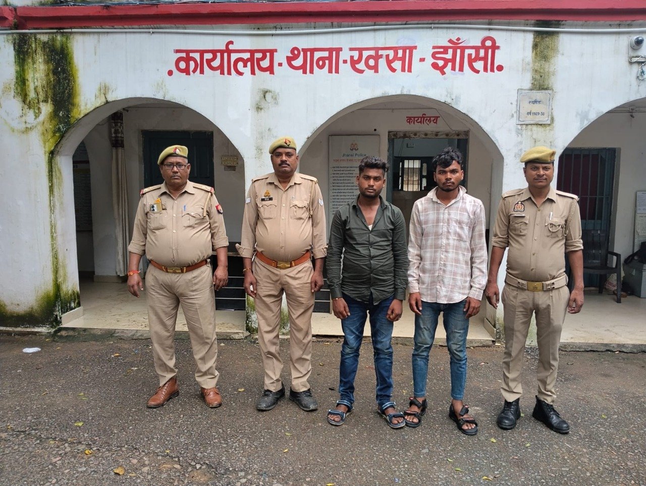 झांसी। बुंदेलखंड के झांसी में रक्सा थाना पुलिस ने दो शातिर साइबर अपराधियों को गिरफ्तार करने में सफलता पायी है जो साइबर सेक्सटॉर्शन जैसे अपराधों से कई लोगों को अपना शिकार बना चुके हैं।