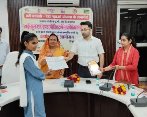 बालिकाएं हुई सम्मानित