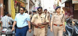 आला अधिकारी उतरे सड़क पर
