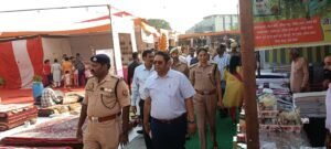 आला अधिकारी उतरे सड़क पर
