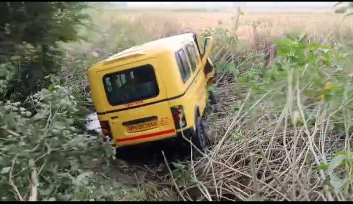 स्कूल वैन से टकराई स्कूटी