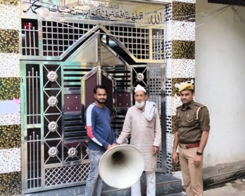 उतरवाए गए लाउडस्पीकर