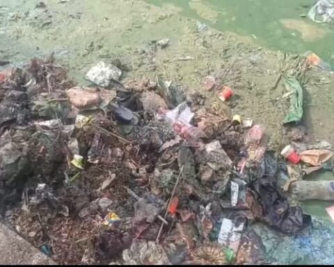 पानी में दुर्गंध से श्रद्धालु परेशान