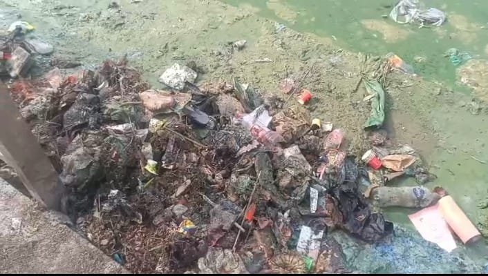 पानी में दुर्गंध से श्रद्धालु परेशान