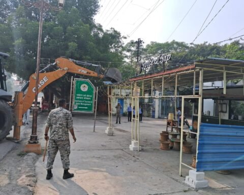 नगर निगम का बुलडोज़र