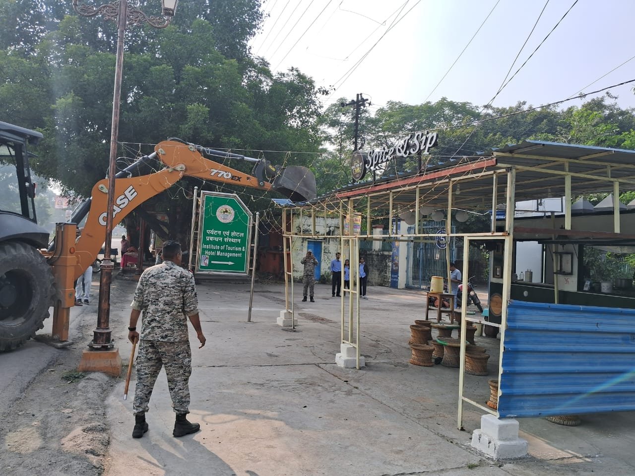 नगर निगम का बुलडोज़र