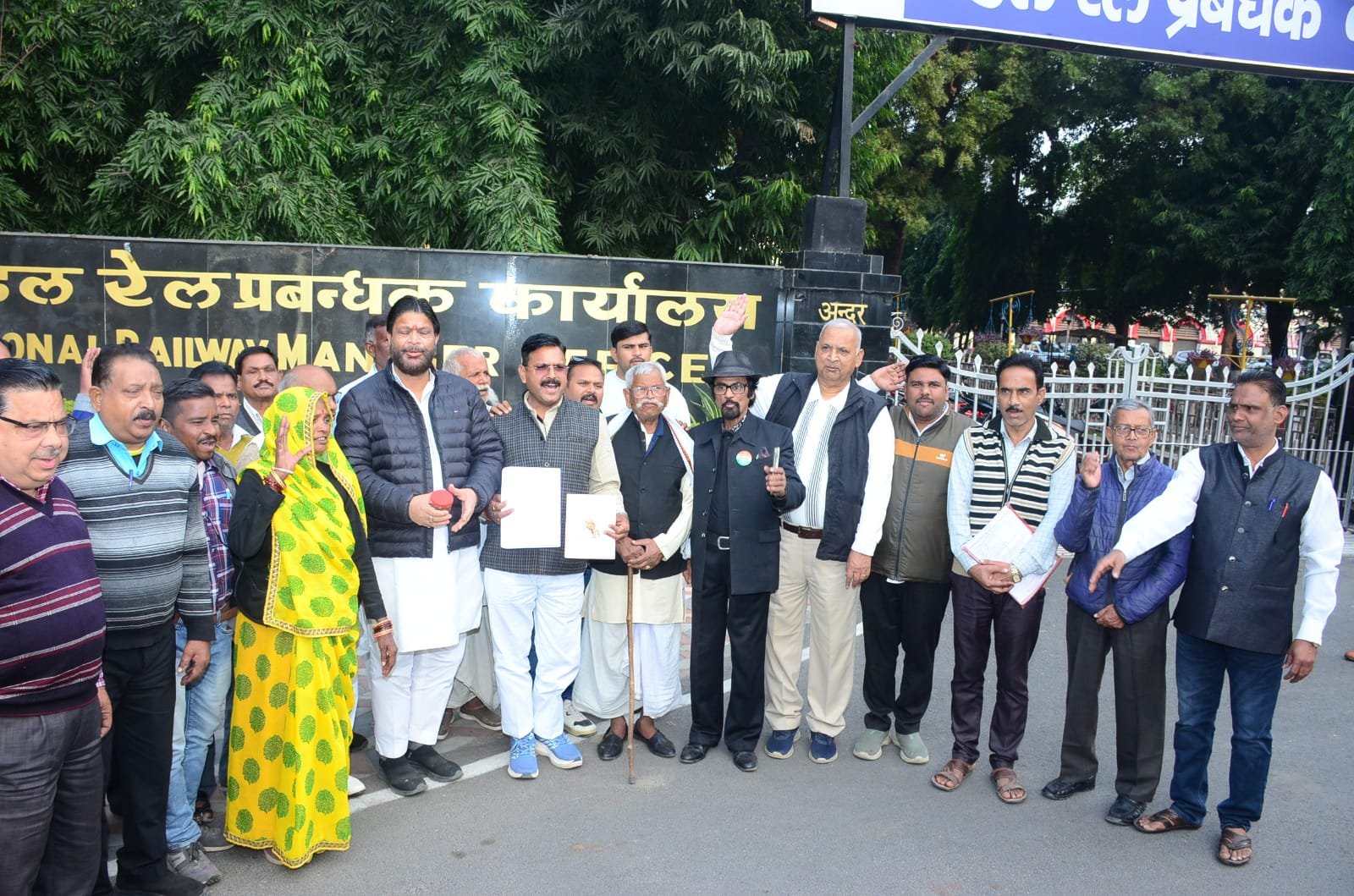 कांग्रेसियों ने सौंपा ज्ञापन