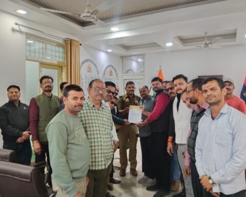 झांसी। राष्ट्रीय ब्राह्मण महासंघ की झांसी इकाई ने आईएएस अधिकारी संतोष वर्मा के ब्राह्मण कन्याओं को लेकर दिए गए आपत्तिजनक बयान पर कड़ी नाराजगी जताते हुए आज एसएसपी झांसी को ज्ञापन सौंपा।