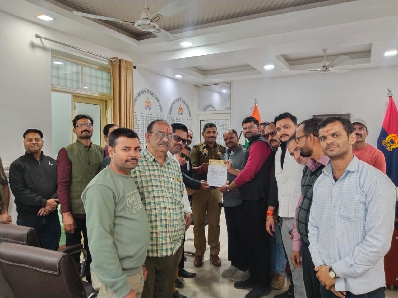 झांसी। राष्ट्रीय ब्राह्मण महासंघ की झांसी इकाई ने आईएएस अधिकारी संतोष वर्मा के ब्राह्मण कन्याओं को लेकर दिए गए आपत्तिजनक बयान पर कड़ी नाराजगी जताते हुए आज एसएसपी झांसी को ज्ञापन सौंपा।