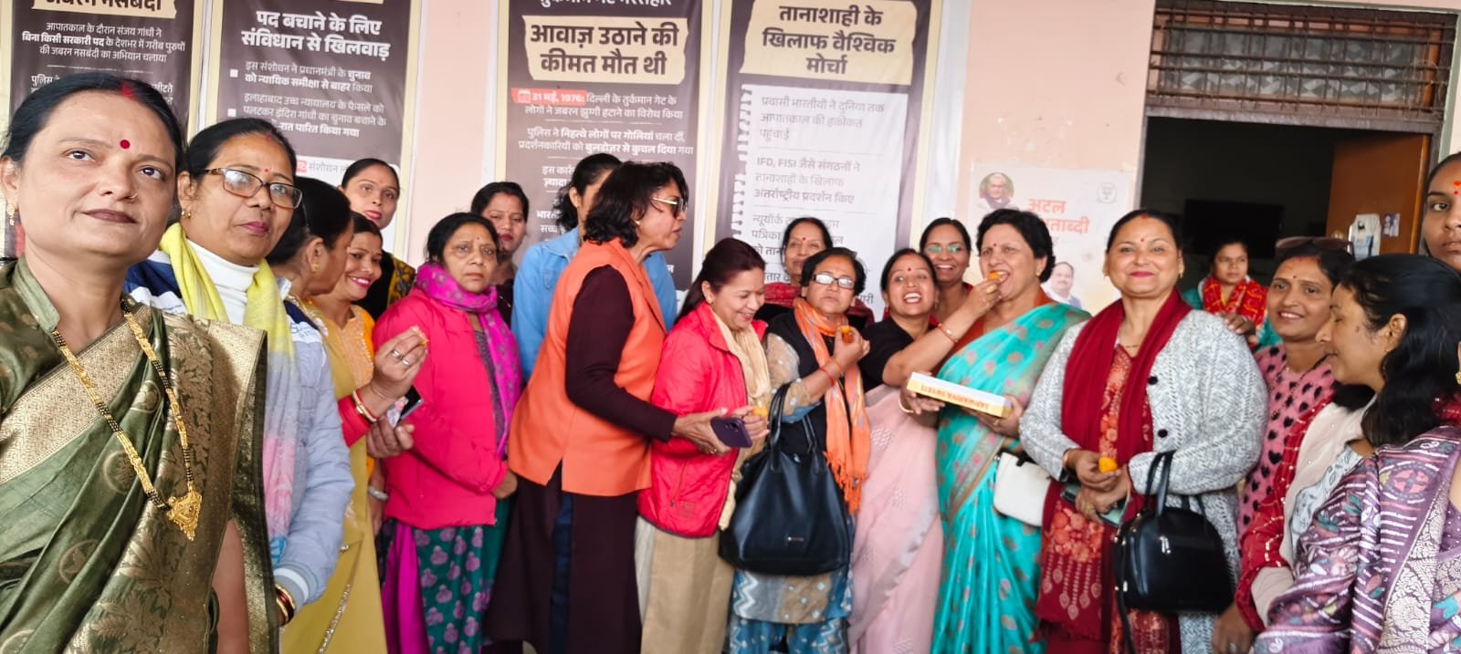 झांसी में भाजपाइयों ने मनाया जश्न