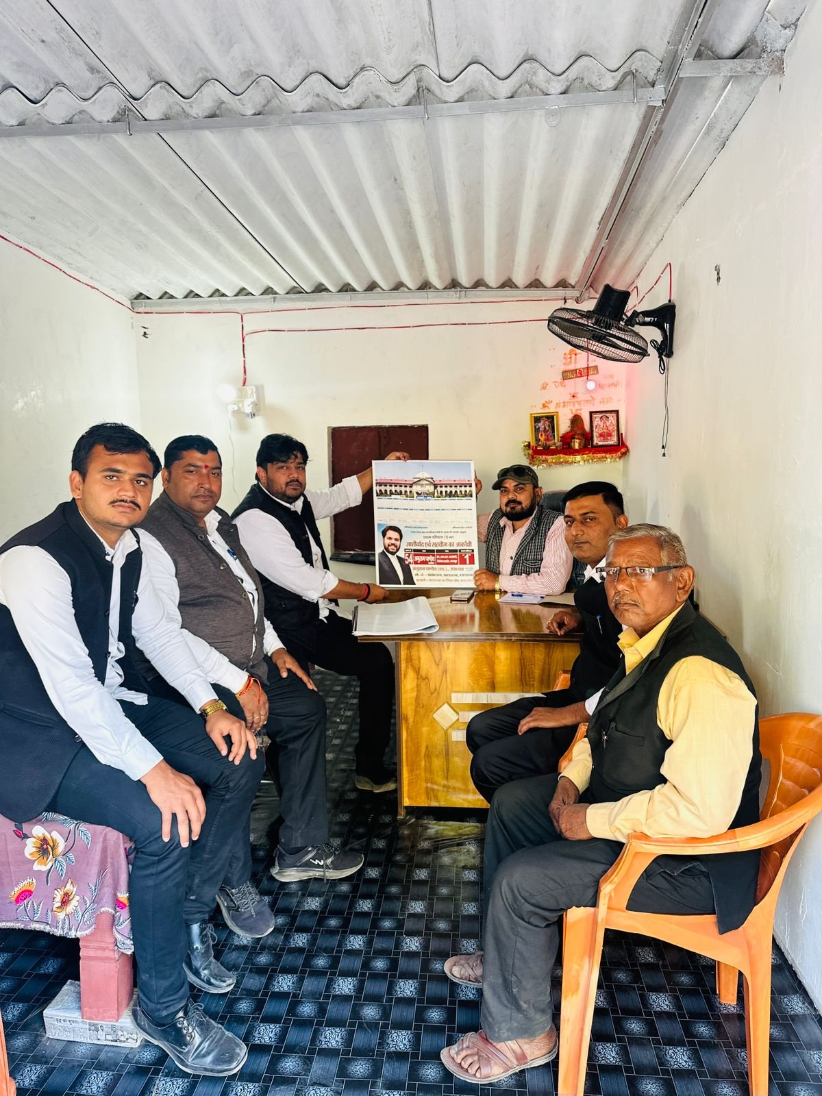 अधिवक्ताओं ने किया जनसंपर्क