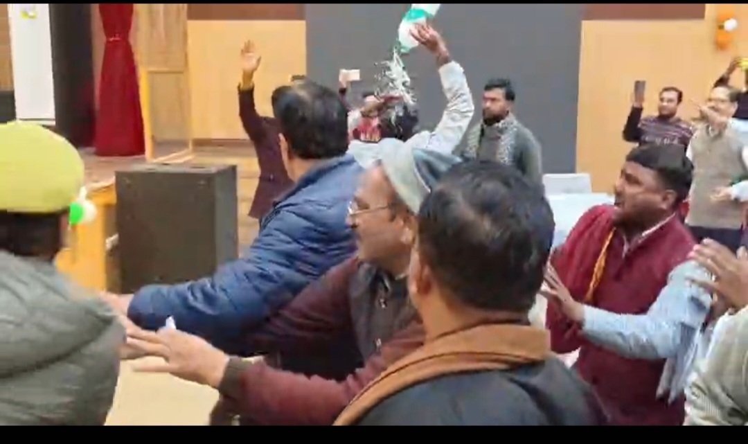 किसानों ने किया आत्महत्या का प्रयास