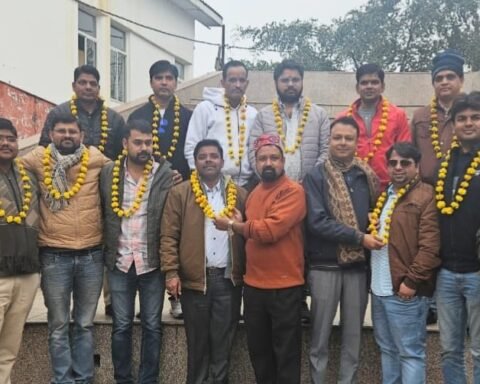 झांसी। सबसे बड़े व्यापारिक संगठन कन्फेडरेशन ऑफ ऑल इंडिया ट्रेडर्स (कैट) की झांसी जिला इकाई का गठन आज किसान बाजार में संपन्न हुआ ।